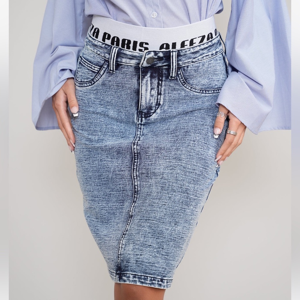 NWT Aleeza Paris denim skirt - size XS